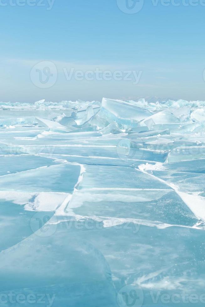 superfície de gelo rachado azul transparente do lago baikal no inverno foto