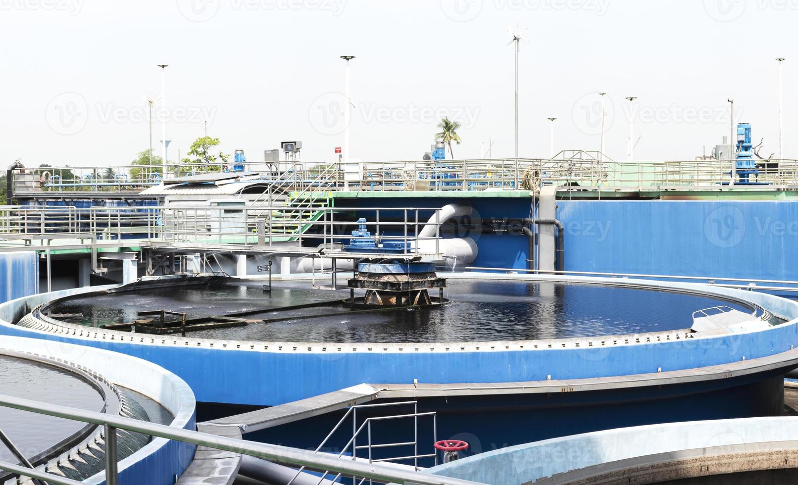 lagoas de tratamento de águas residuais de plantas industriais foto