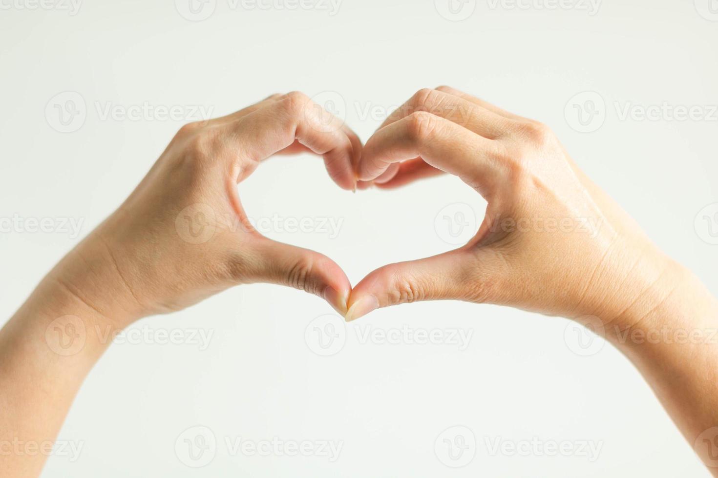 as mãos exibem sinal de amor pelas pontas dos dedos juntas para ser moldura de coração. foto