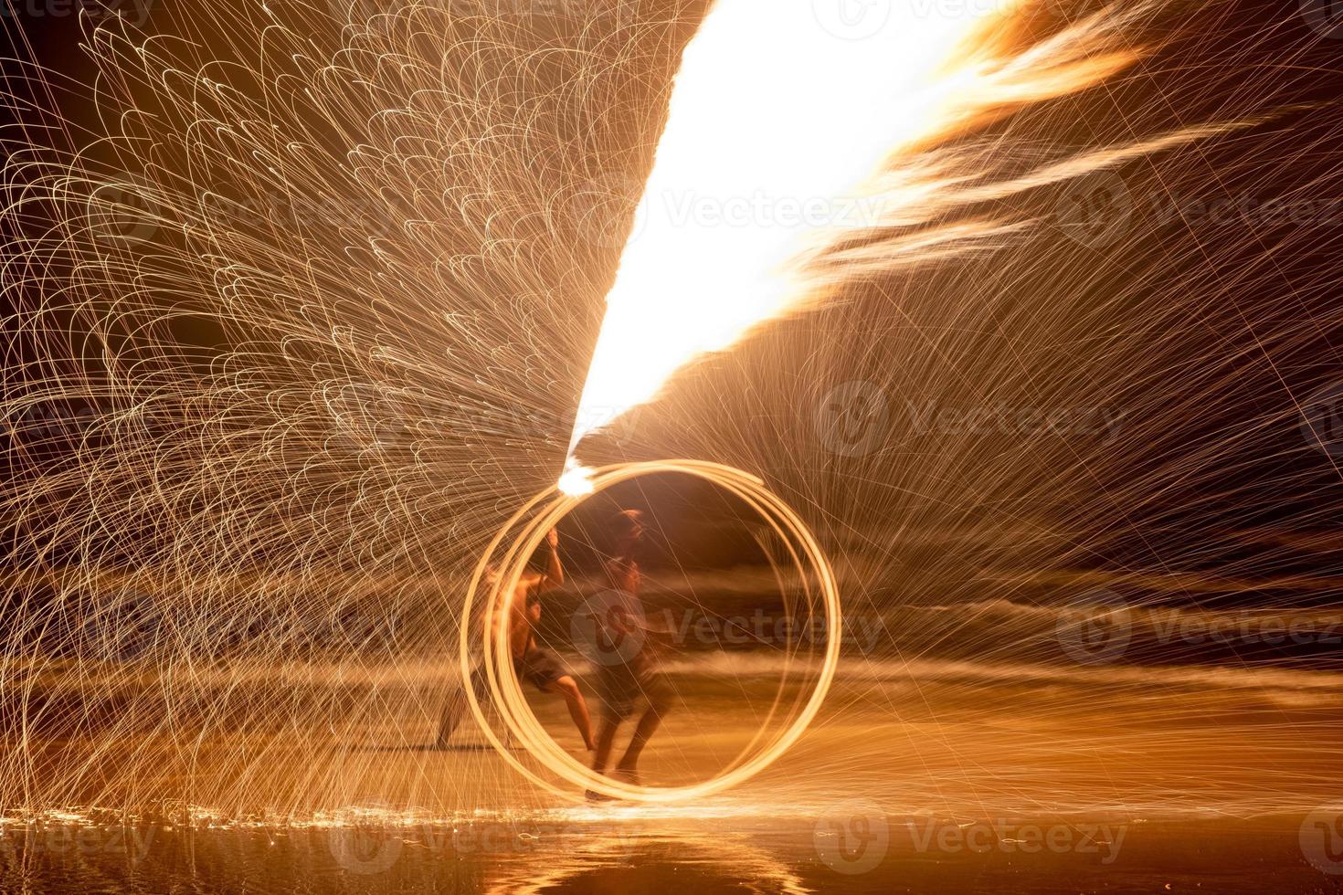 dançarinos de fogo balanço show de dança de fogo show de fogo na praia foto