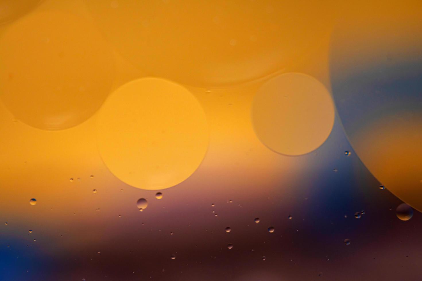 bolhas de óleo de gotas abstratas no fundo colorido da água, superfície de bolhas de óleo de macro fotografia foto