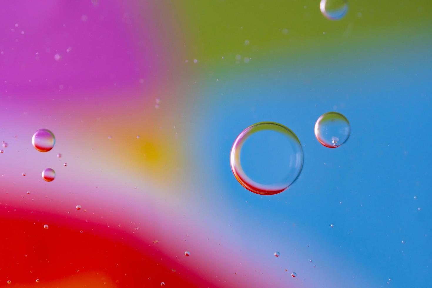 bolhas de óleo de gotas abstratas no fundo colorido da água, superfície de bolhas de óleo de macro fotografia foto