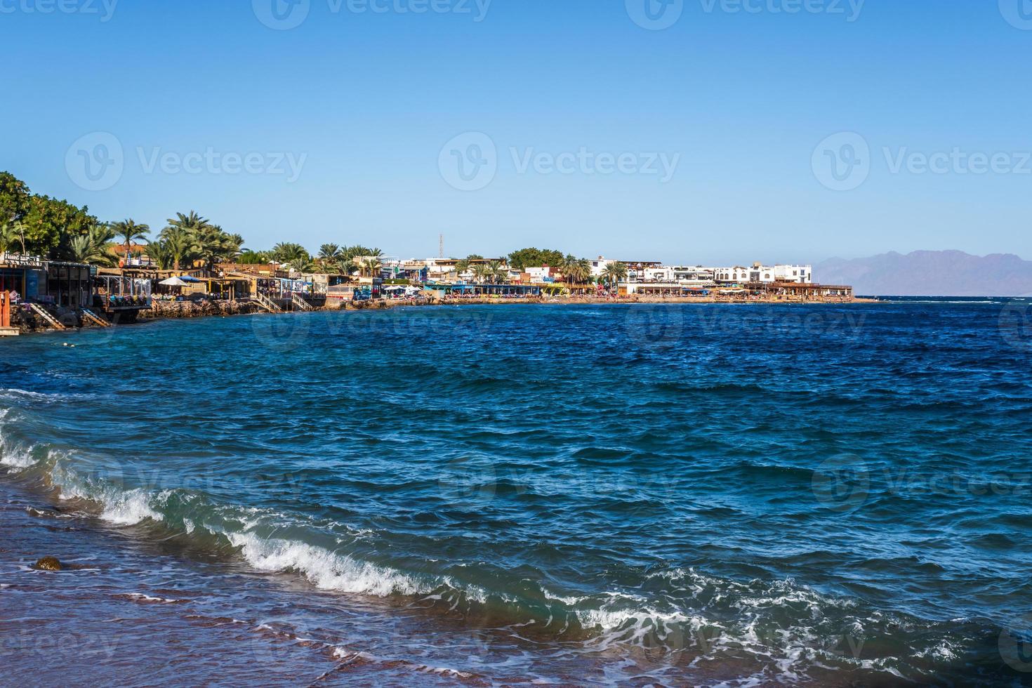 panorama na cordilheira do sinai egito semelhante a paisagens marcianas com vista para o mar foto