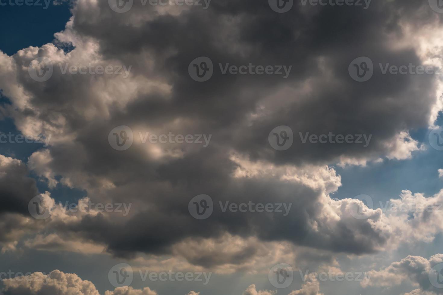 panorama do céu azul pode ser usado para substituição do céu. fundo de céu azul com nuvens listradas brancas no céu e infinito. foto