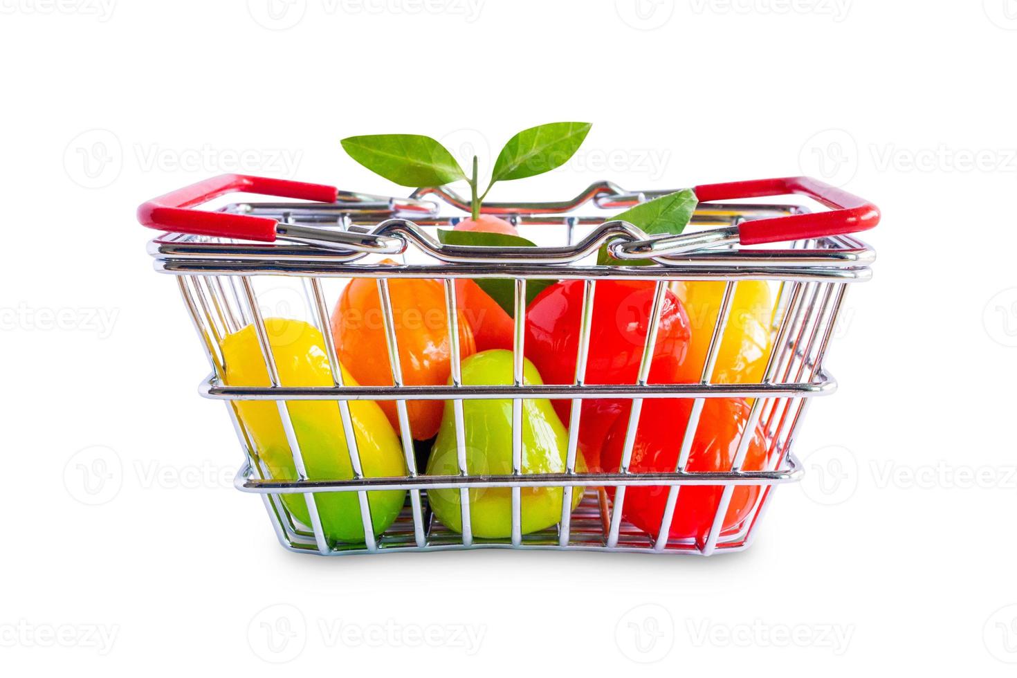 cesta de compras com frutas isoladas no fundo branco foto