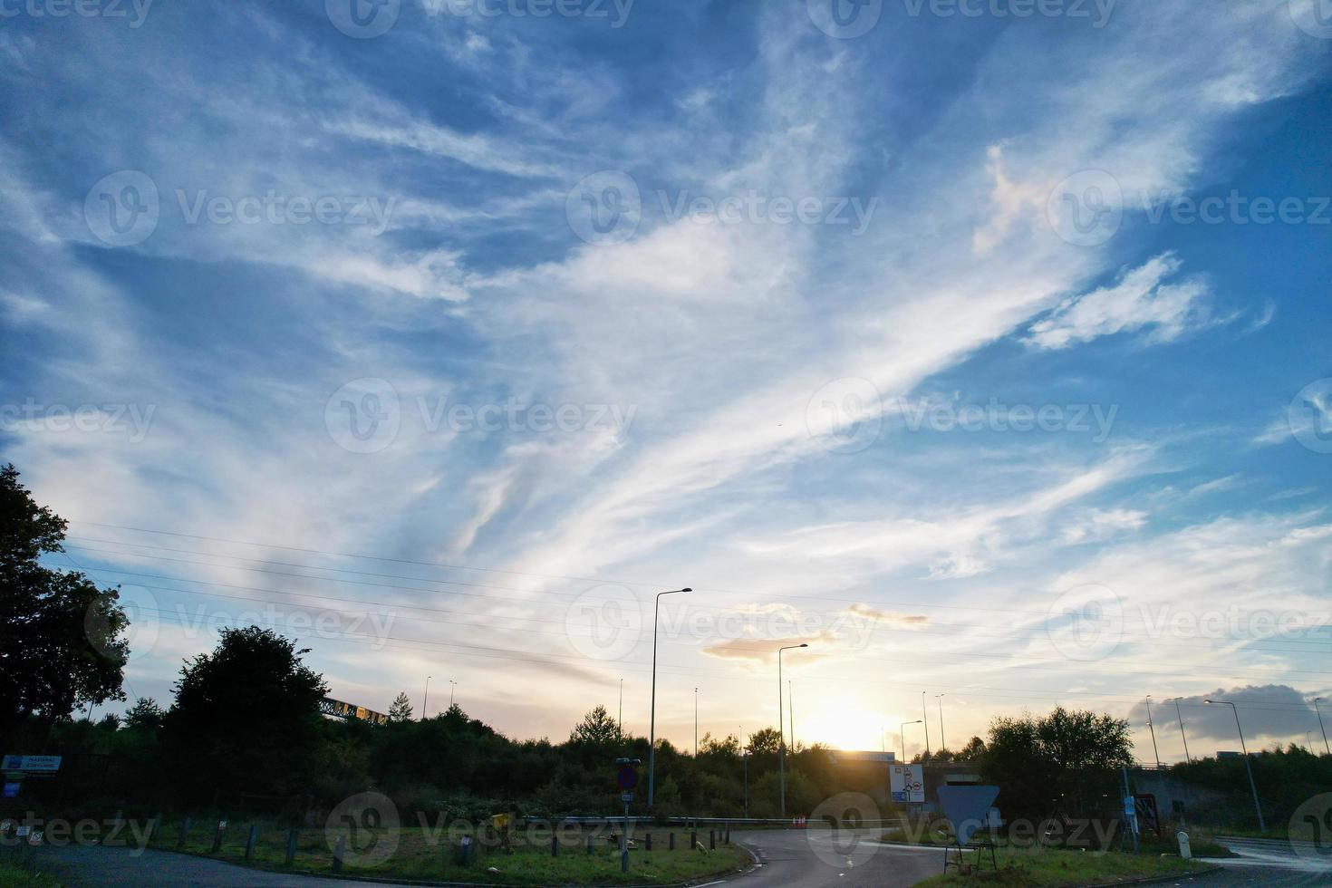 vista de alto ângulo das auto-estradas britânicas com tráfego. as imagens aéreas de estradas britânicas e auto-estradas entre m1 junção 7 e 9 ao pôr do sol. as imagens capturadas em 09-07-2022 com a câmera do drone foto