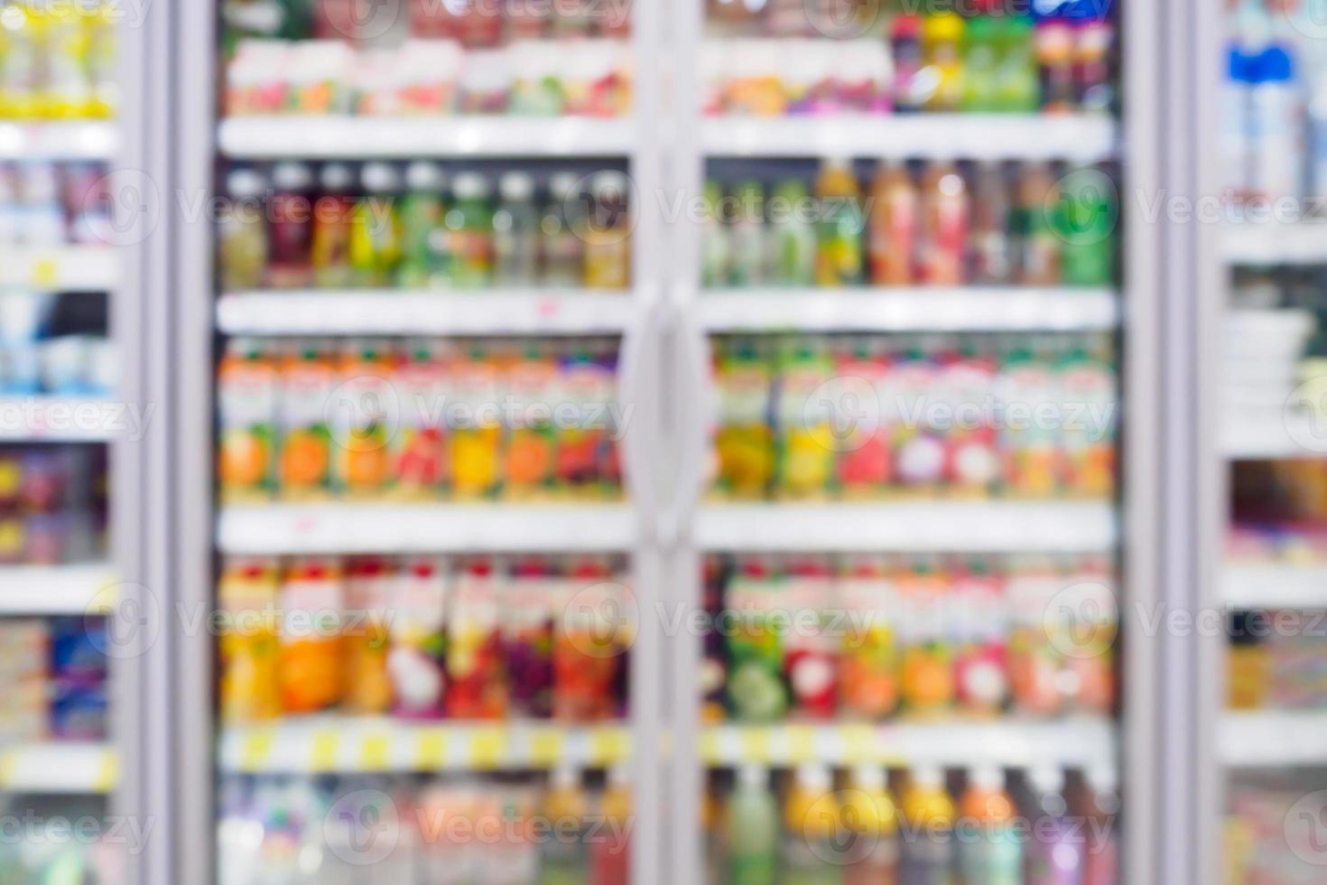 geladeira de prateleira de bebidas de bebidas borradas no supermercado foto
