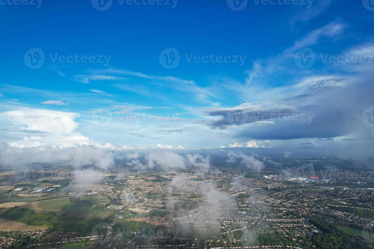 nuvens dramáticas e mágicas sobre a cidade foto