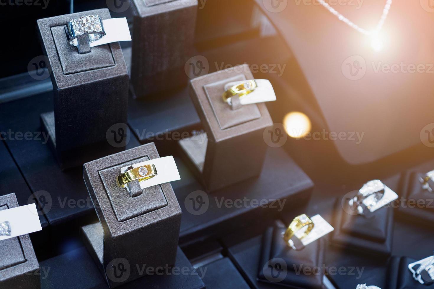 anéis de diamante em vitrine de joalheria de luxo foto