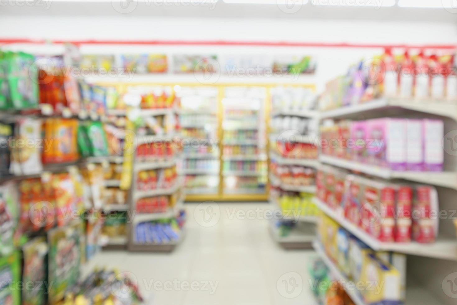 prateleiras de loja de conveniência desfocam para segundo plano foto