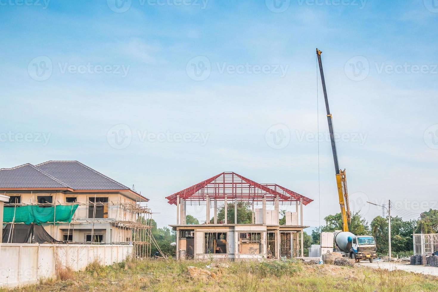 construção de casas no canteiro de obras com caminhão guindaste foto