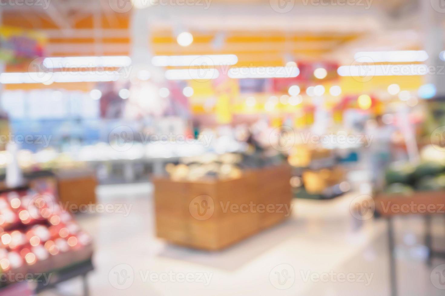 supermercado com frutas frescas e vegetais nas prateleiras na loja fundo desfocado foto