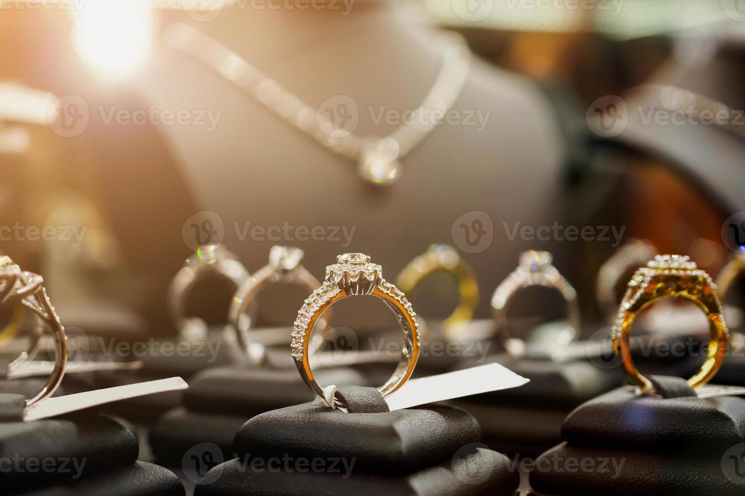 anéis e colares de diamante de joias são exibidos em vitrine de loja de varejo de luxo foto