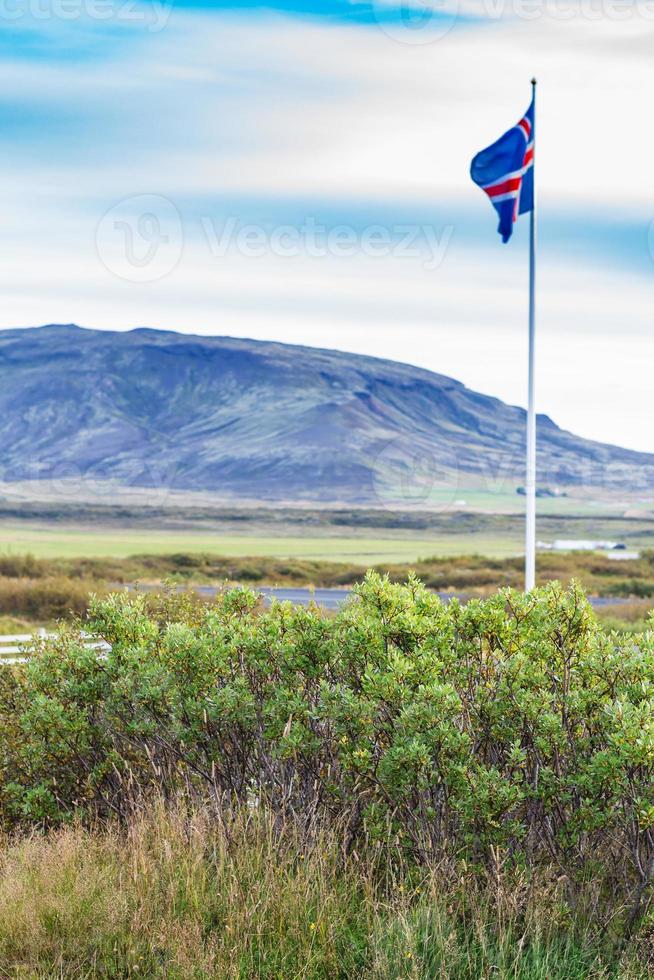 bandeira islandesa perto do lago kerid em setembro foto