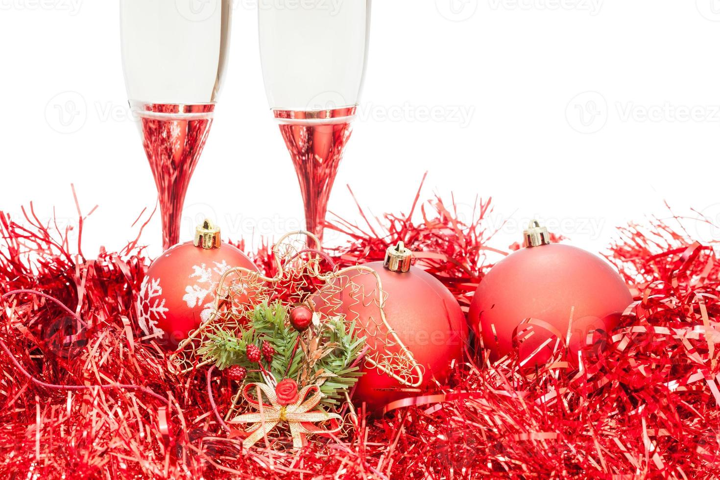taças de champanhe, figura de anjo em enfeites vermelhos foto