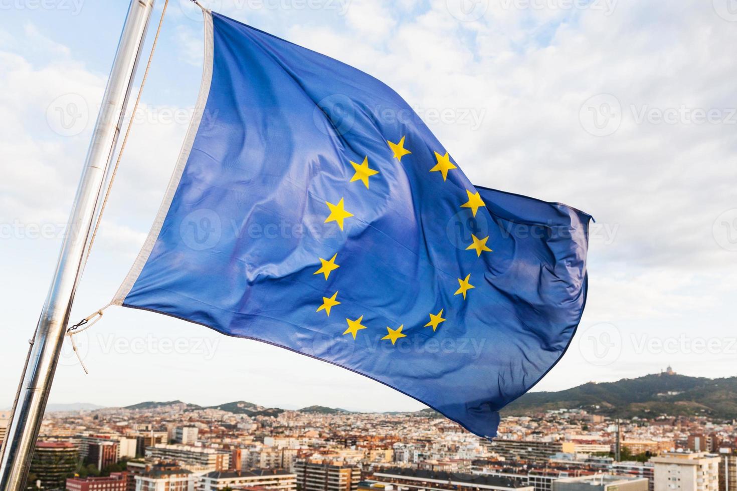 bandeira da ue tremula acima da cidade de barcelona foto