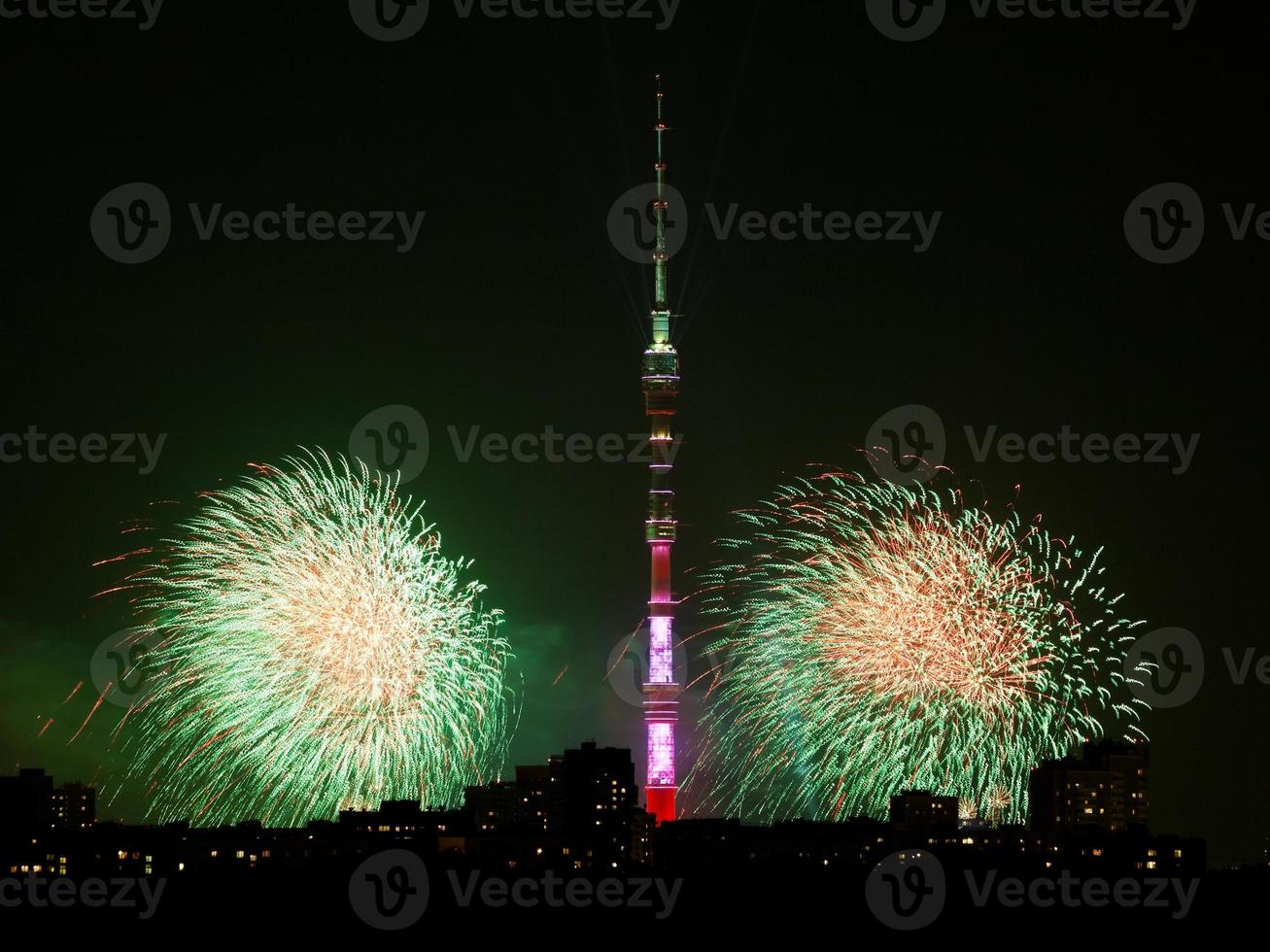 cena noturna com torre de tv e fogos de artifício, moscou foto