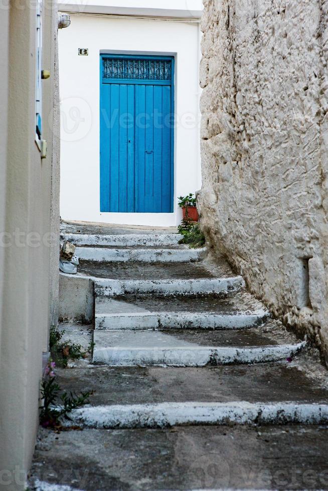 rua estreita e colorida na aldeia de kritsa na ilha de creta foto