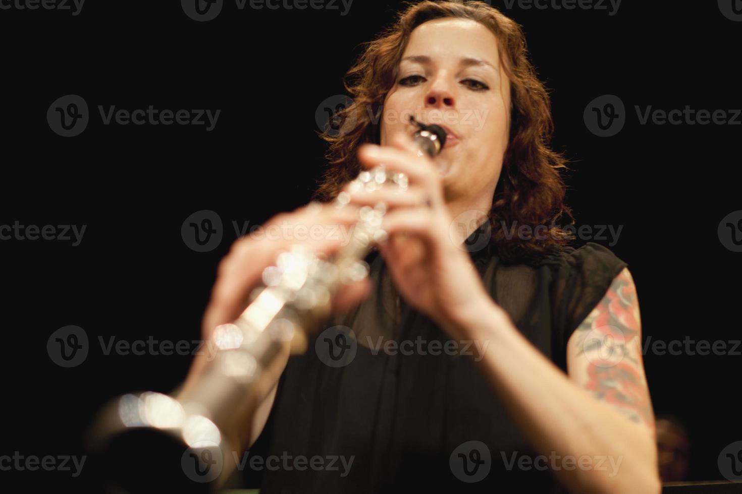 tocador de clarinete em orquestra foto
