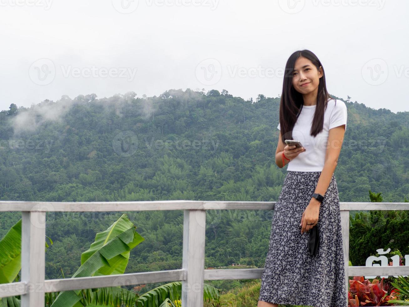 mulher e natureza foto