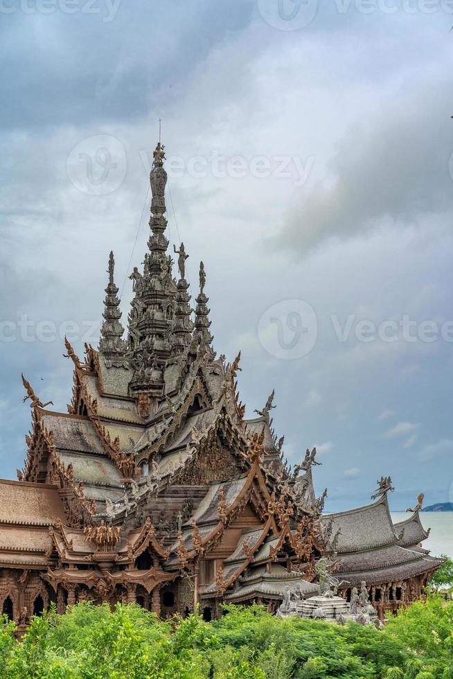 santuário da verdade é um templo e museu hindu-budista inacabado em pattaya, tailândia. foi desenhado pelo empresário tailandês lek viriyaphan no estilo ayutthaya. foto