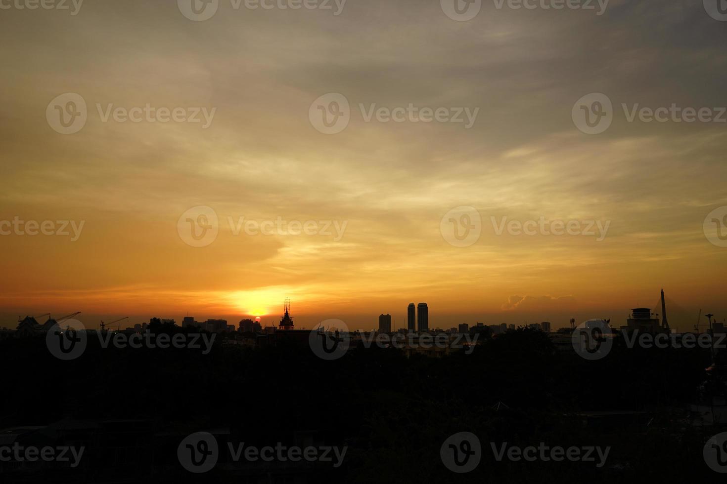 visão geral da paisagem urbana com céu aberto no crepúsculo. cidade de bangkok, tailândia. foto