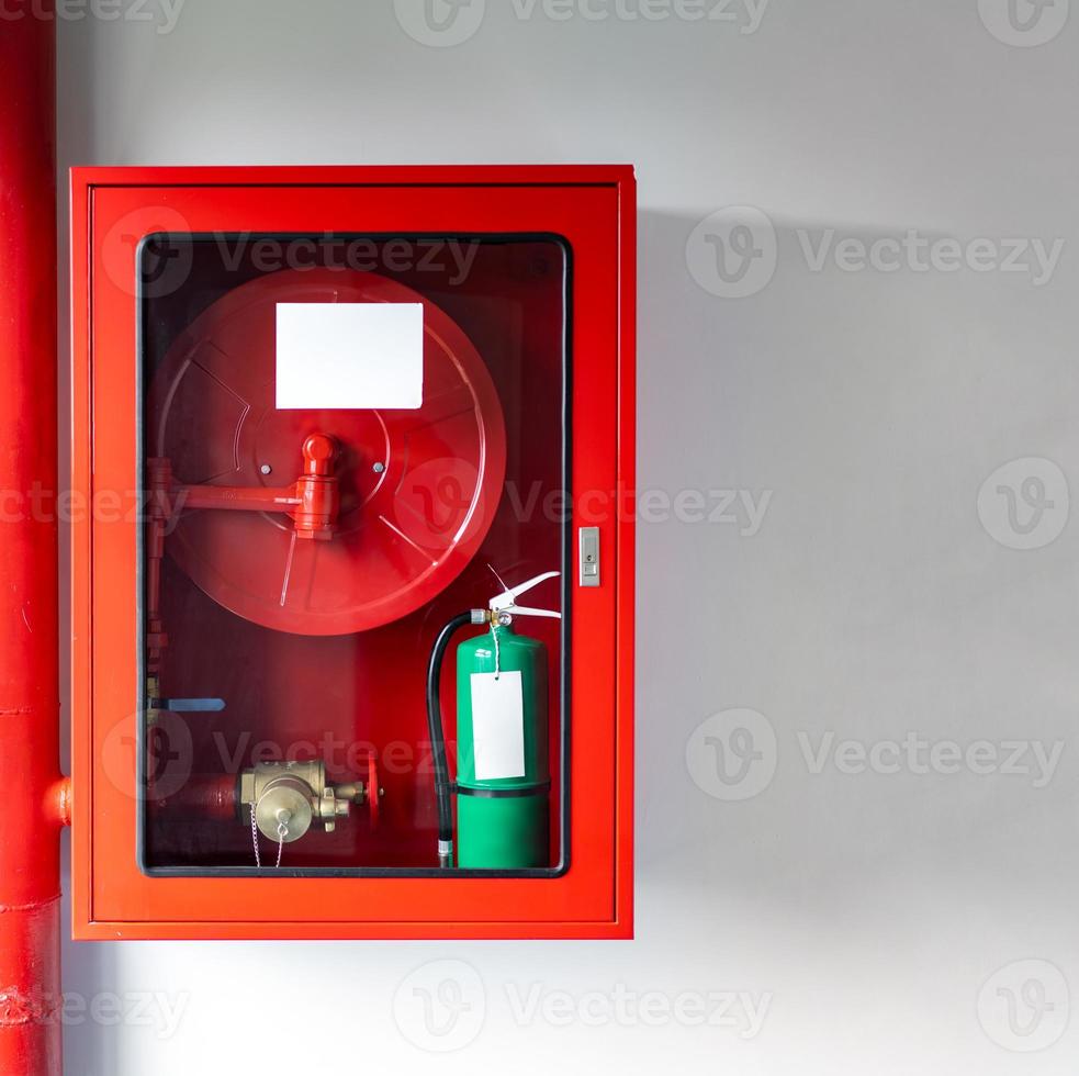 armários do conjunto de proteção contra incêndio é liquidado com o extintor de emergência e tubo laminado foto