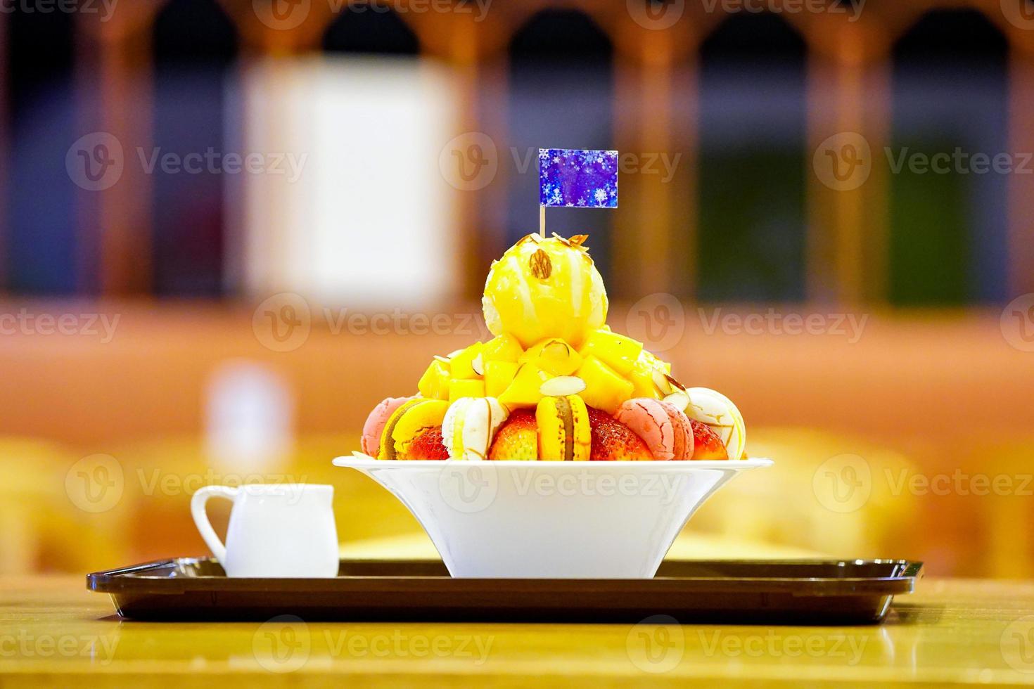 bingsu, gelo asiático, sobremesa fresca de verão com sorvete de macron, morango, amêndoa e baunilha. raspado e derramado com leite condensado foto