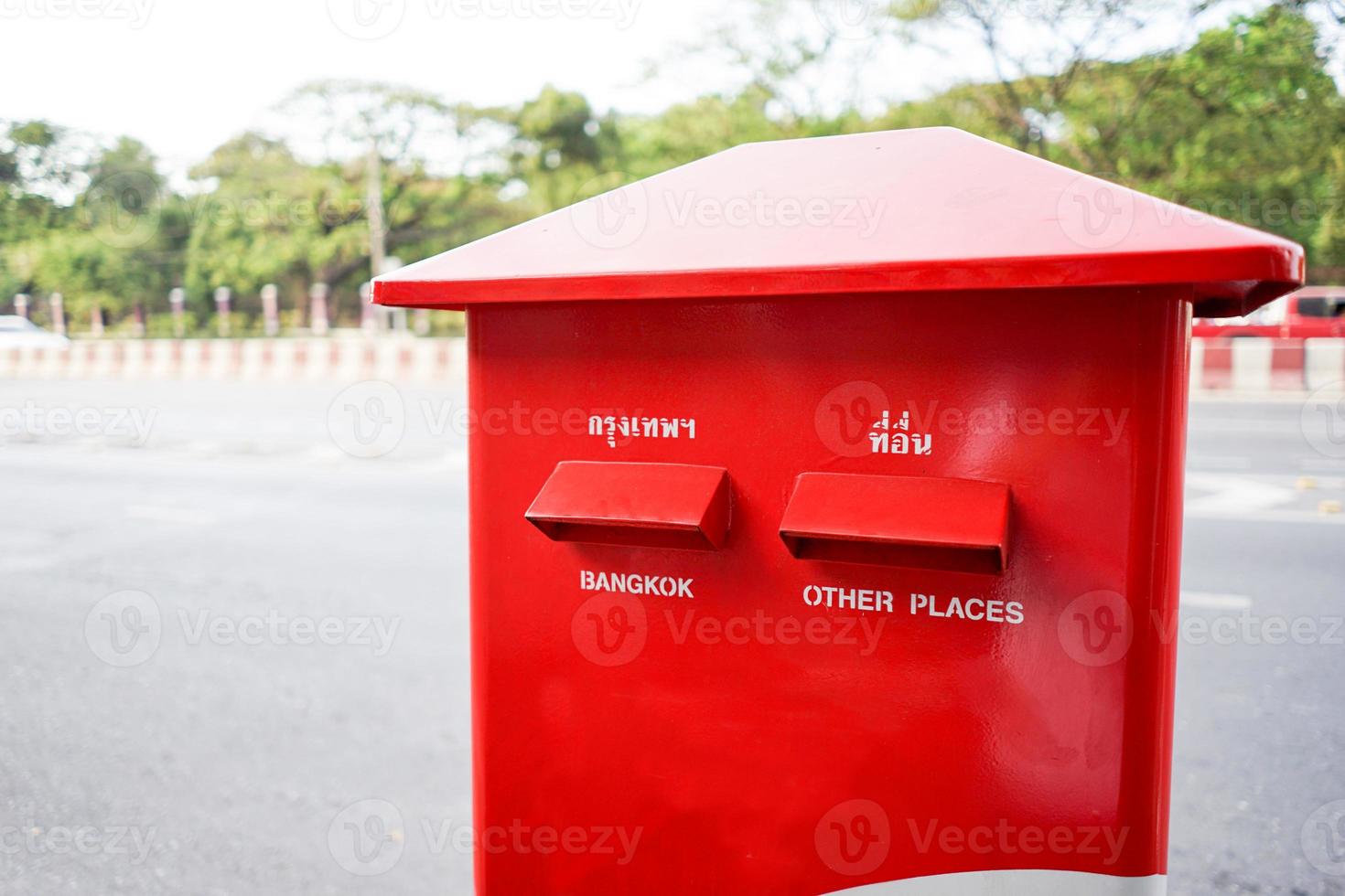 caixa postal da Tailândia ao lado da estrada. na língua tailandesa significa bangkok, outros lugares. foto