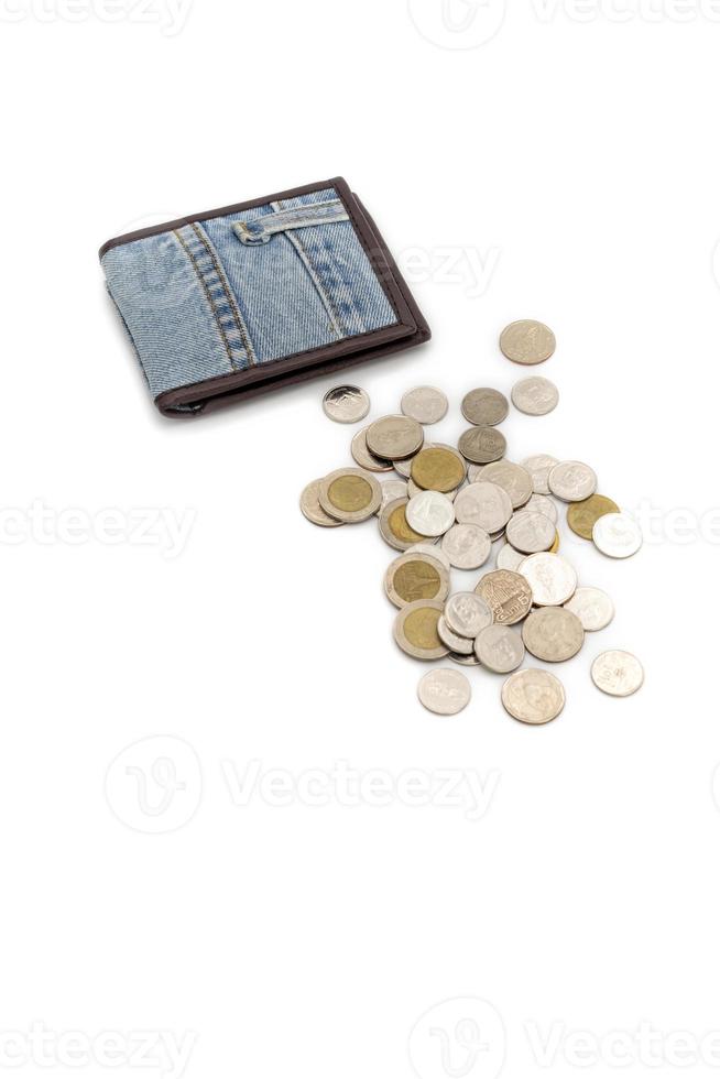 padrão de pano jeans na carteira é aberto e ficou em fundo branco na luz do estúdio com moedas ao lado. foto