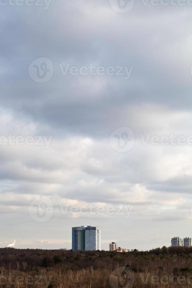 nuvens da noite sobre casa de apartamento foto