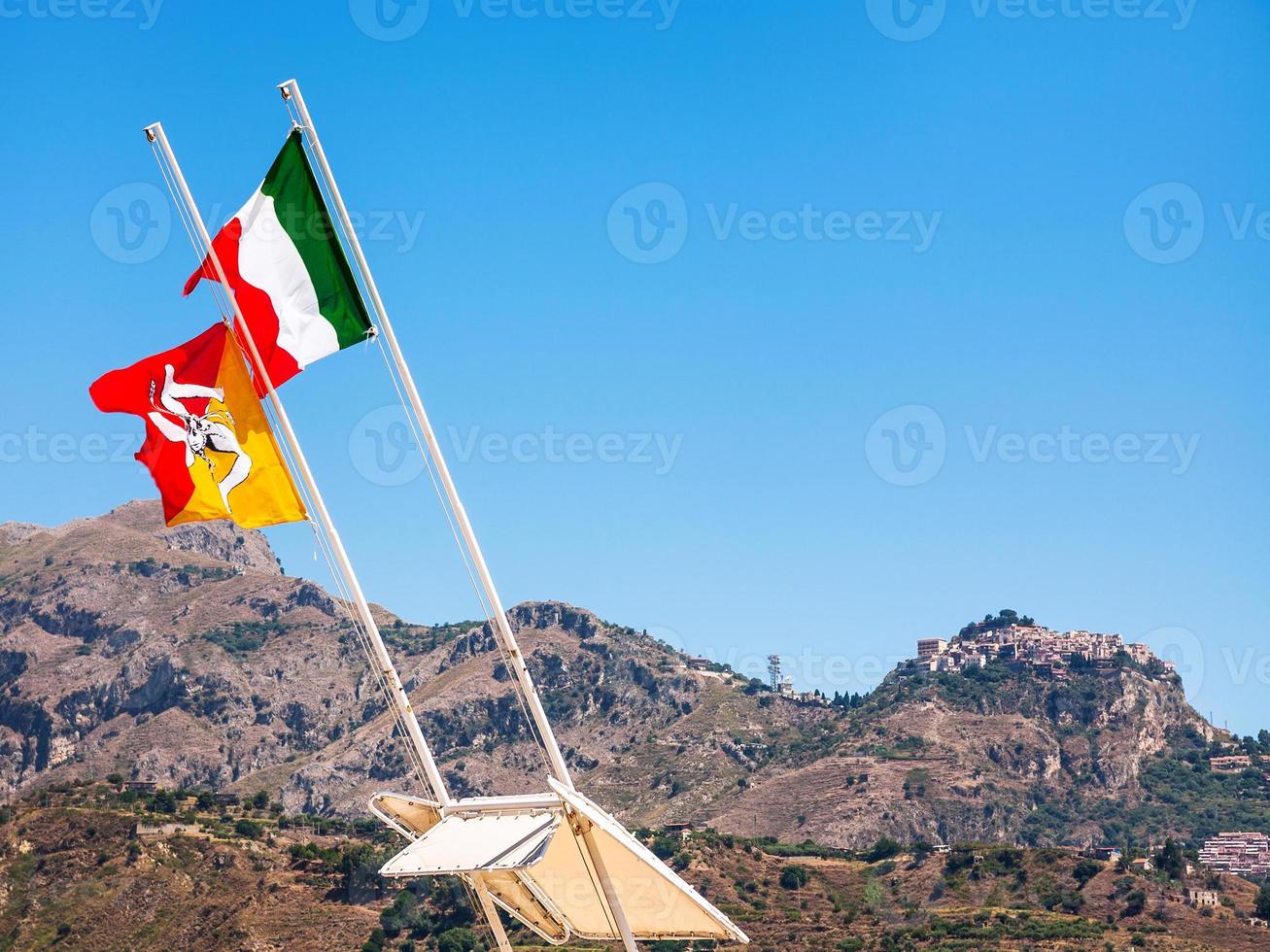 bandeiras italianas e sicilianas tremulam pelo vento foto