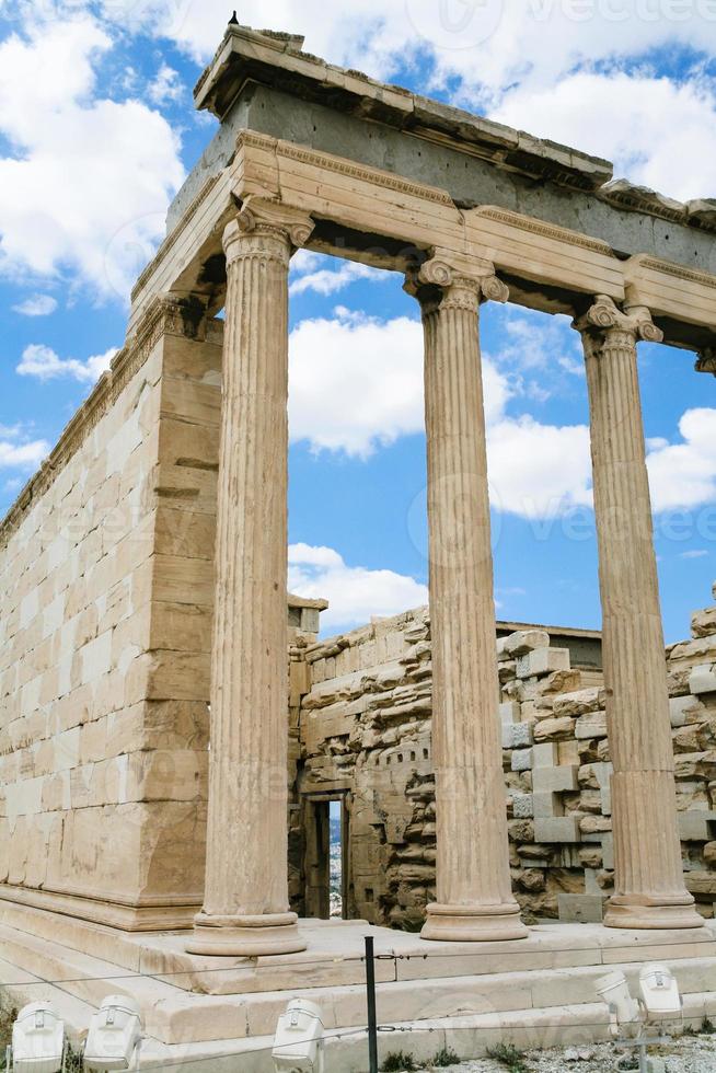 colunas de propilaea ateniense da acrópole foto