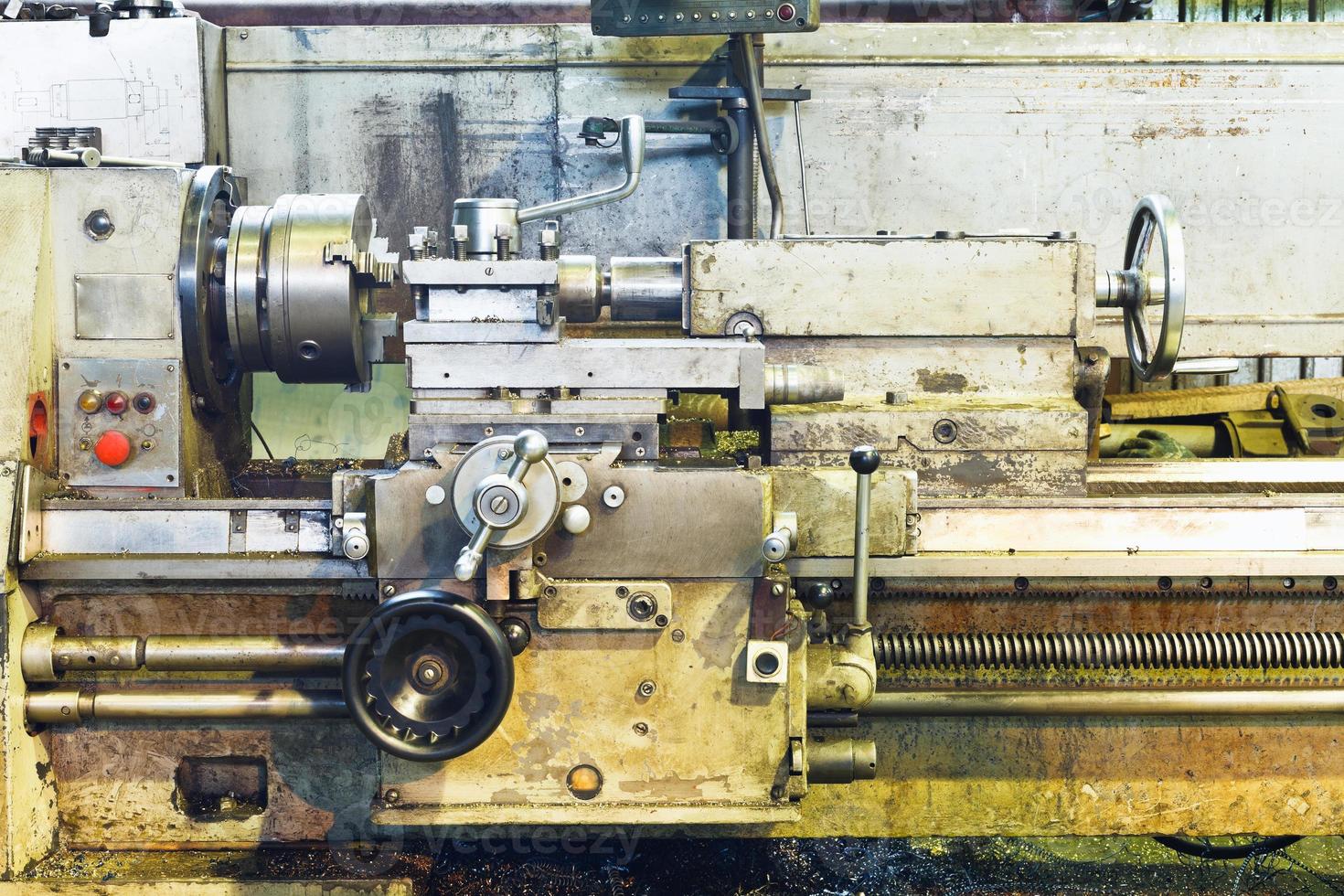 vista frontal da velha máquina de torno de metal foto
