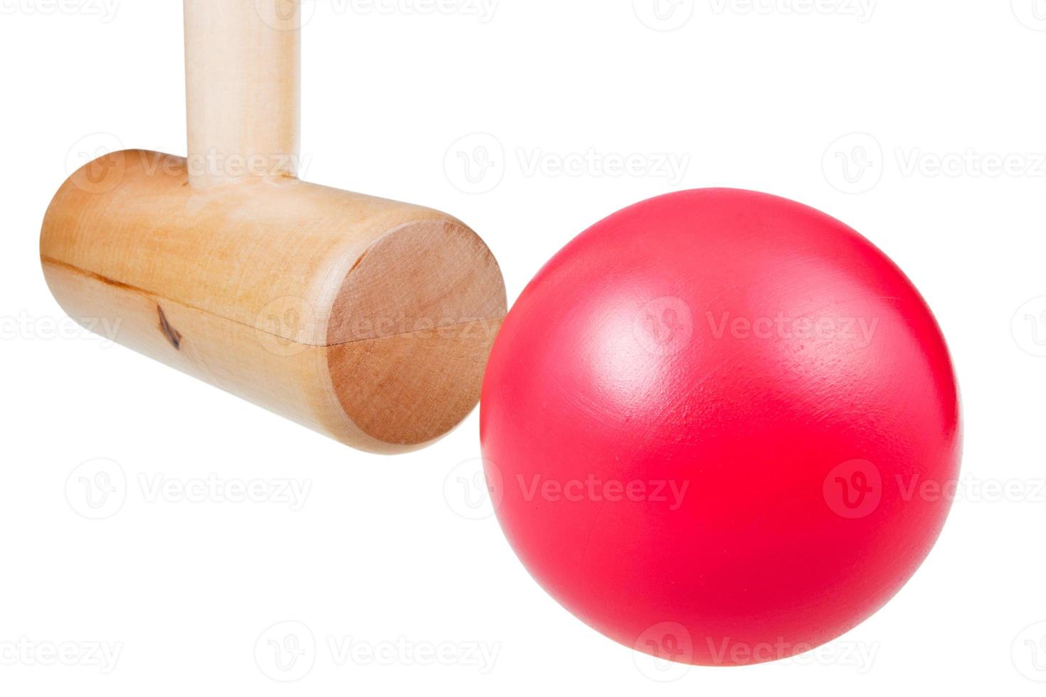 bola de madeira de croquet e martelo foto