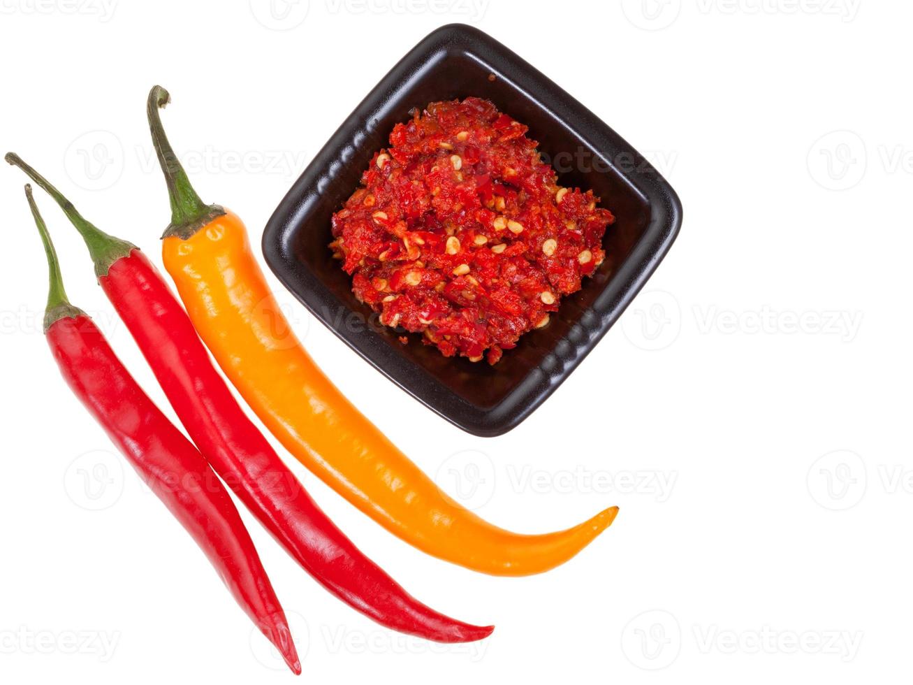 vagens de diferentes pimentas e molho picante foto