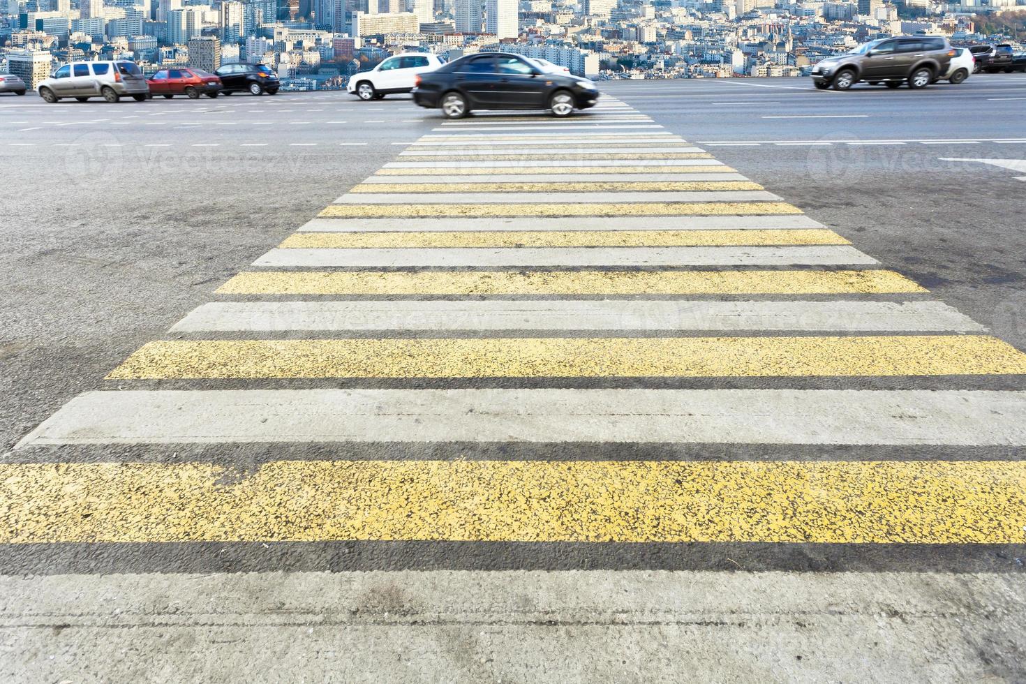 zebra da faixa de pedestres na rua foto