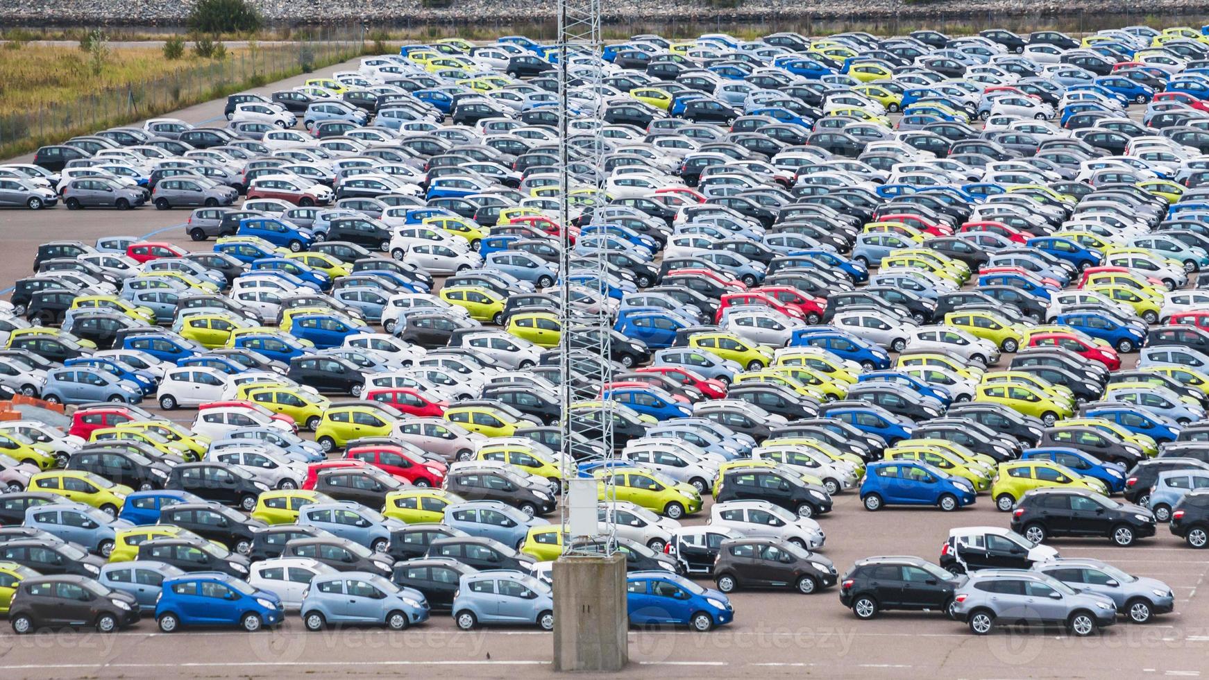 muitos carros na praça de estacionamento foto