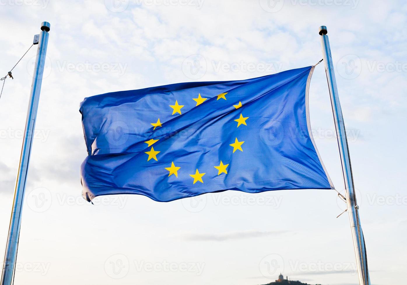 bandeira da europa sob barcelona foto