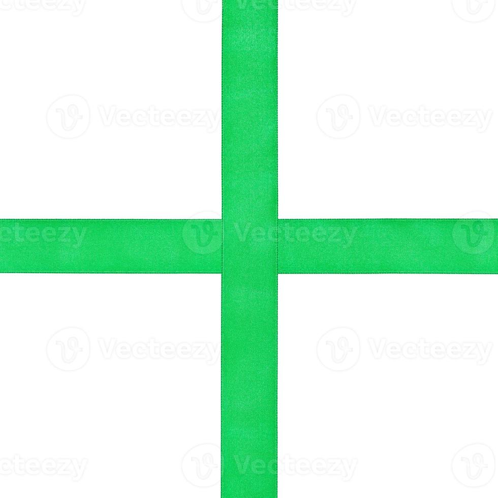 cruz de fitas de cetim verde isoladas foto