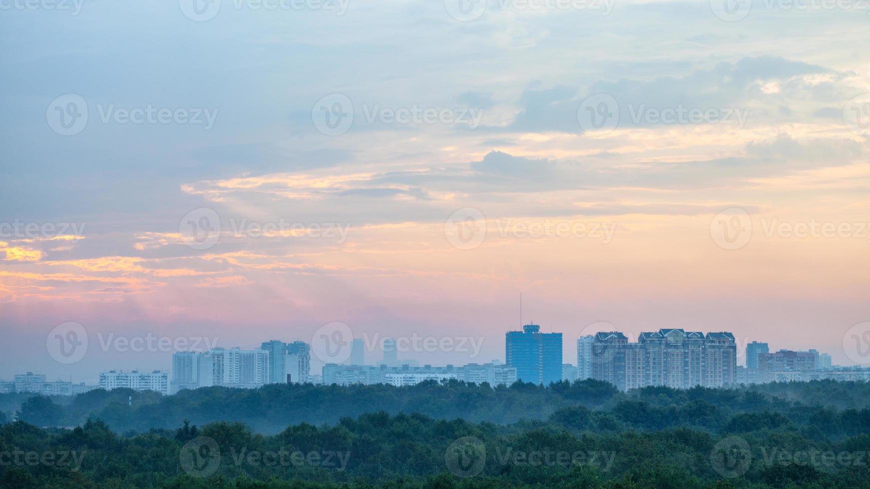 céu do nascer do sol sobre o parque timiryazevskiy em moscou foto