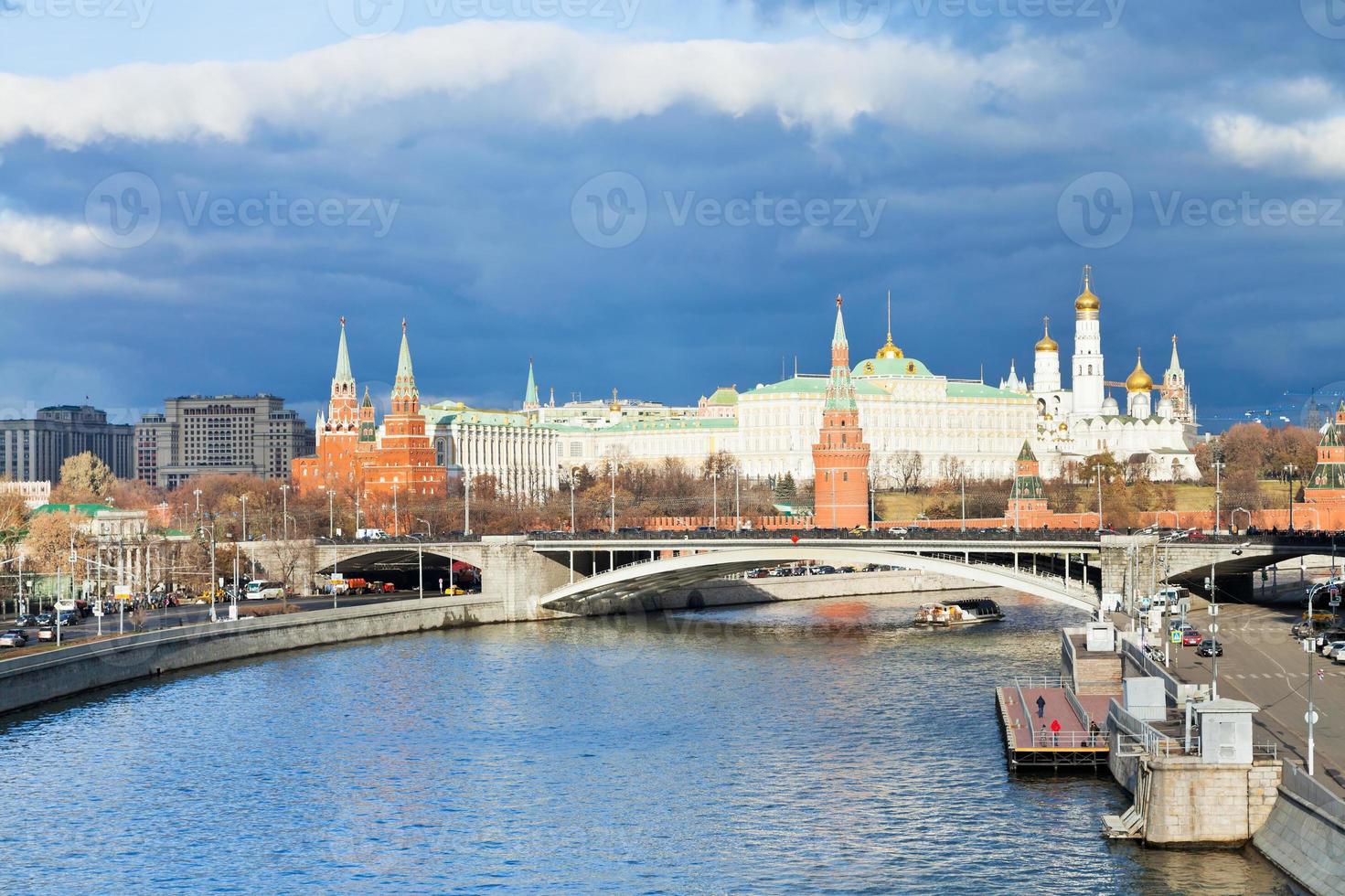 o sol ilumina o kremlin de moscou no outono foto