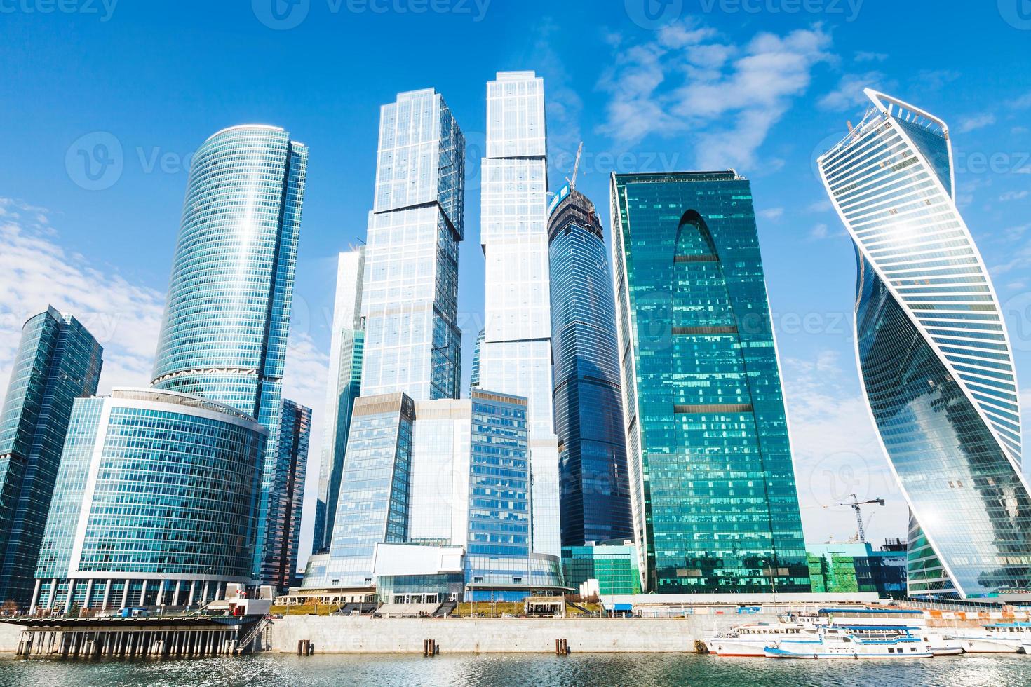 torres do distrito de escritórios da cidade de moscou na primavera foto