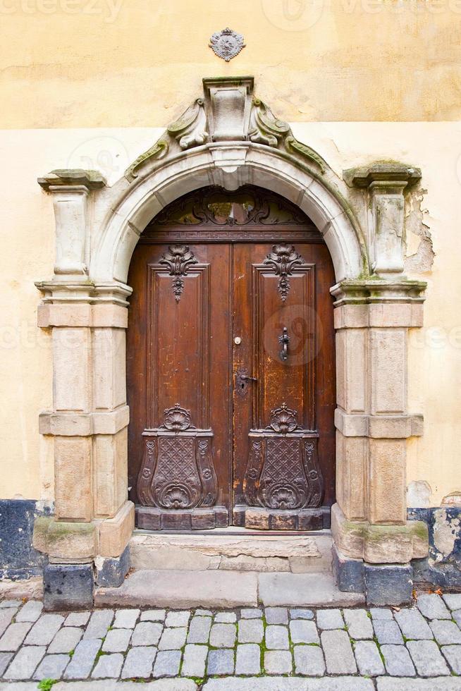 porta velha na rua na cidade velha foto