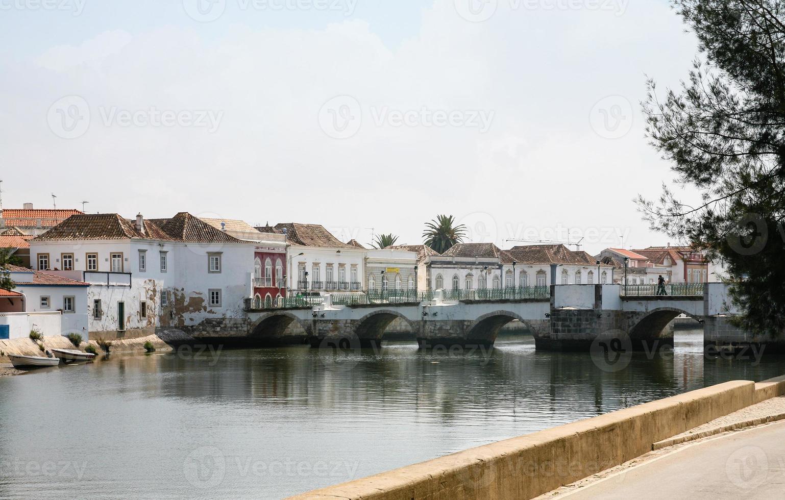 ponte medieval sobre o rio gilao na cidade de tavira foto