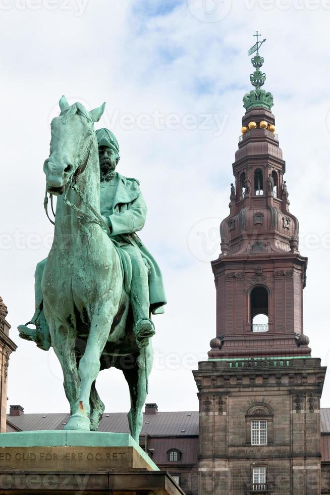 rei christian ix monumento no palácio de christiansborg em copenhague foto