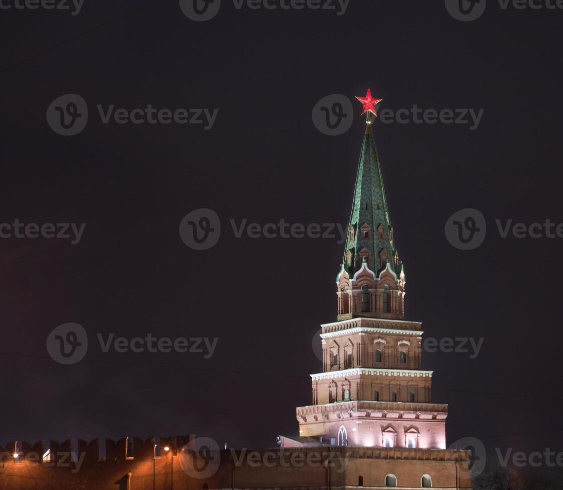 torre borovitskaya do kremlin de moscou à noite foto
