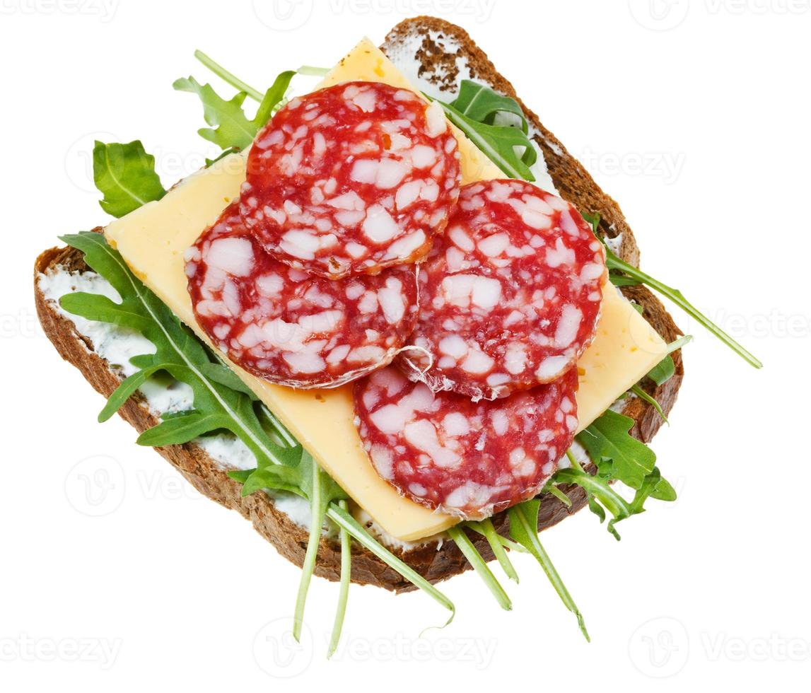 pão de centeio, salame, queijo e rúcula foto