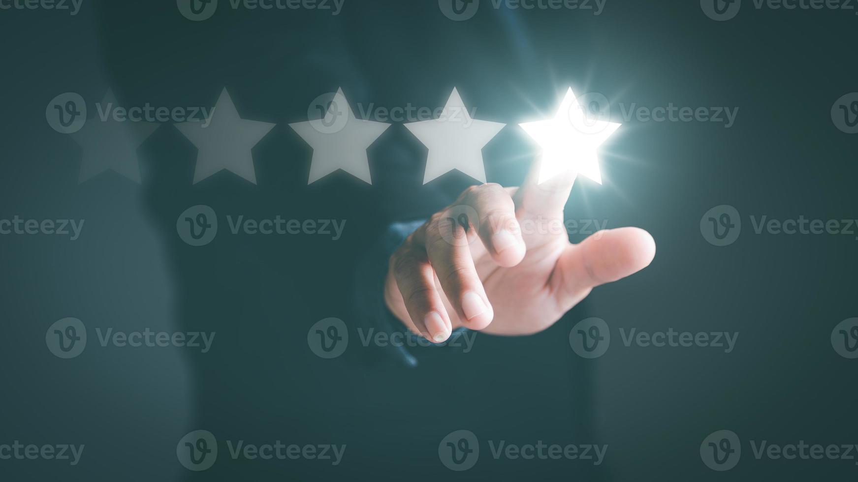 empresário apontou a classificação de revisão de cinco estrelas, classificação de satisfação, atendimento ao cliente melhor experiência de classificação de negócios excelente, feedback positivo, excelente avaliação de conquista de estrelas foto