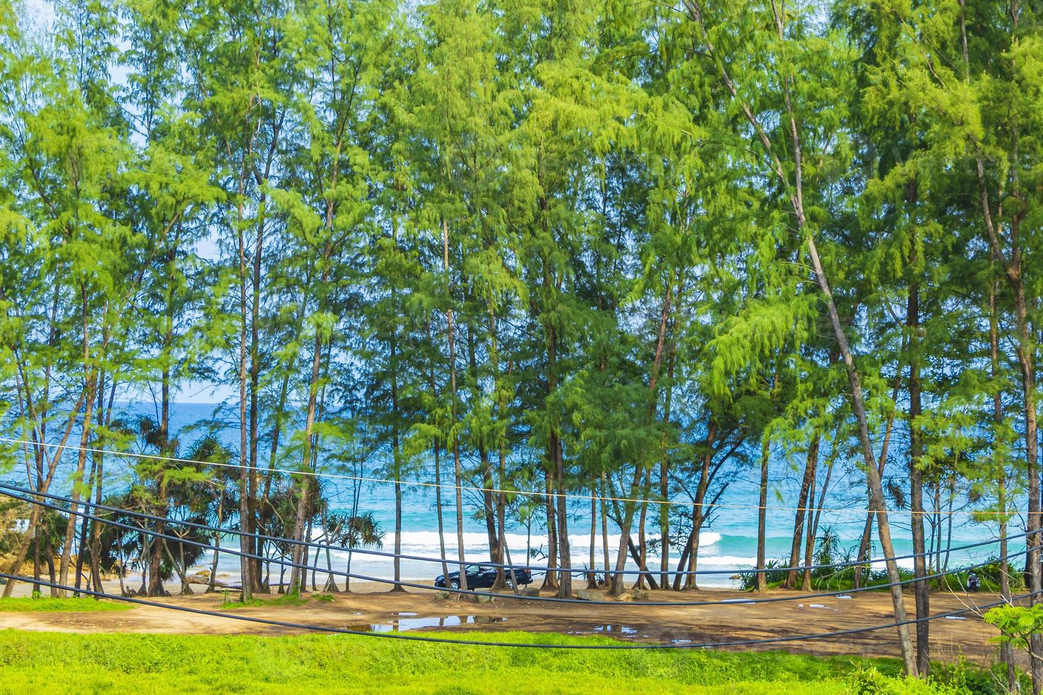 nai thon naithon praia vista atrás das árvores phuket tailândia. foto